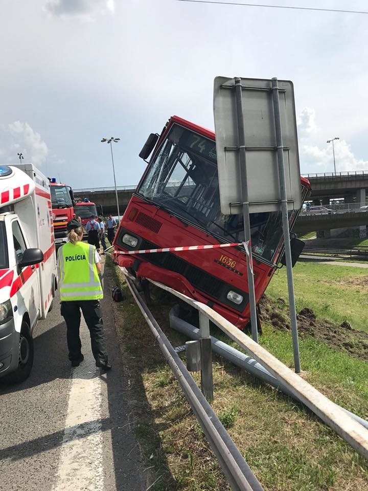 Nehoda autobusu v Bratislave.