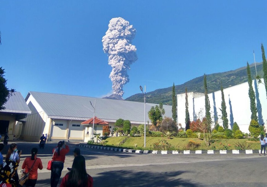 Sopka Merapi chŕli popol