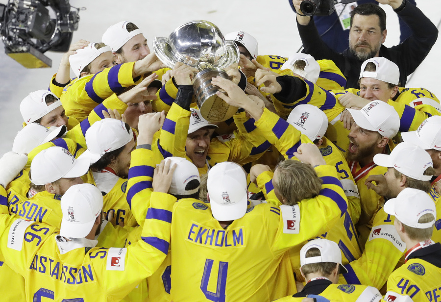 Švédski hokejisti oslavujú víťazstvo