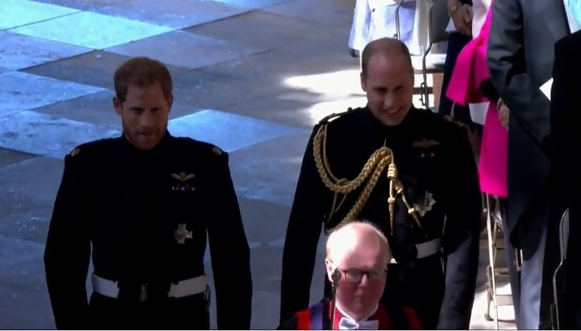 Princ Harry kráča uličkou.