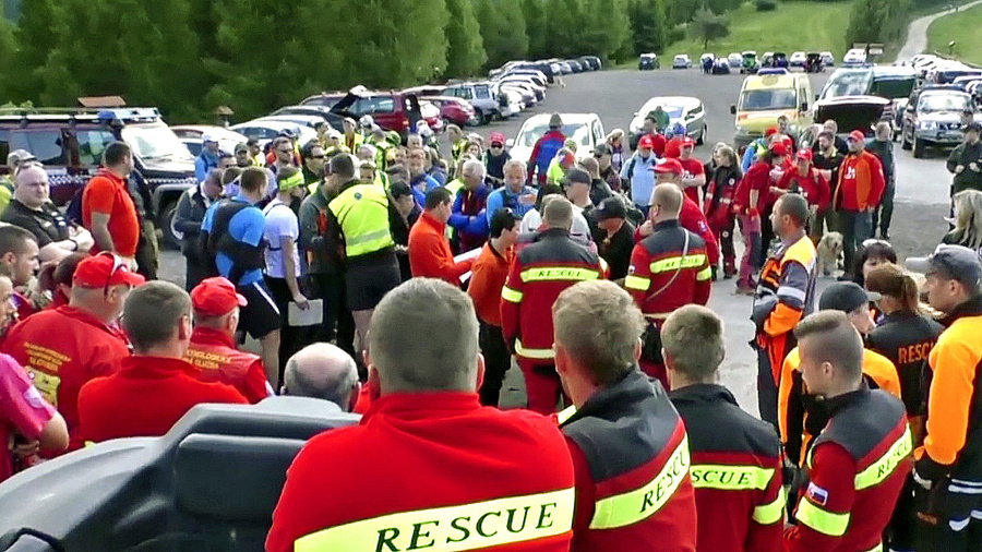 Desiatky záchranárov i dobrovoľníkov