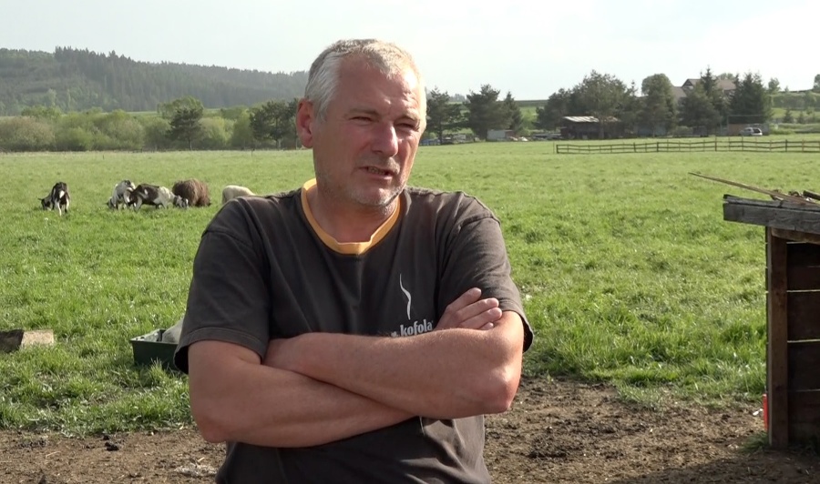 Farmár je zúfalý.