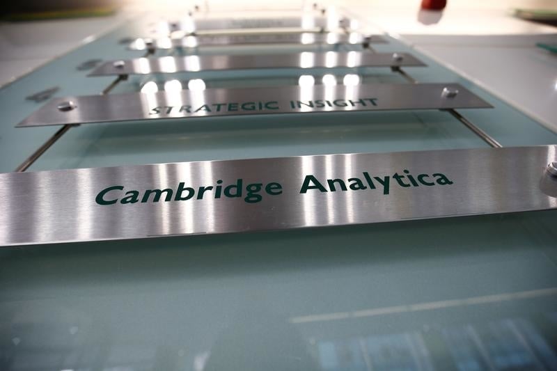 Šéf Cambridge Analytica končí.