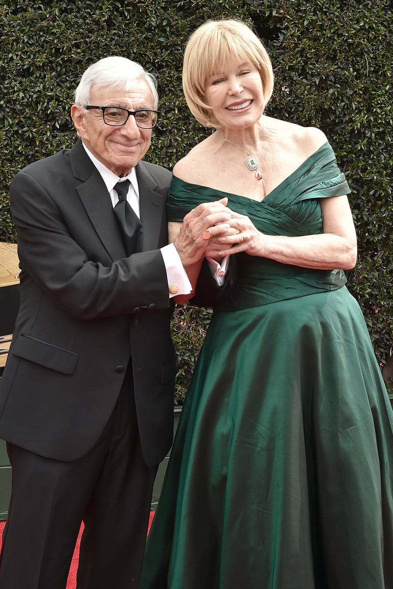 Loretta Swit (80), ktorá hrala Šťabajznu Houlihanovú a predstaviteľ desiatnika Klingera Jamie Farr (83) sa spolu objavili na scéne.