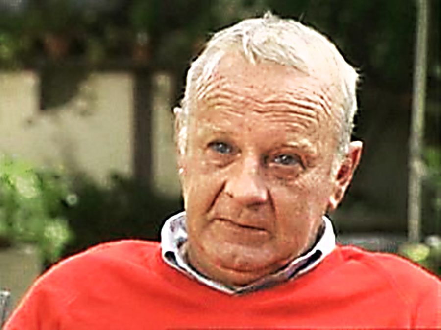 Frank Marion Burns, ktorého stvárnil herec Larry Linville (†61).