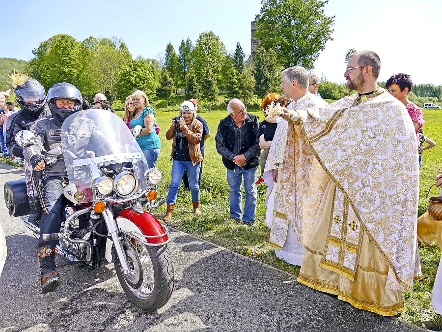 Motorky posväcovali dvaja kňazi.