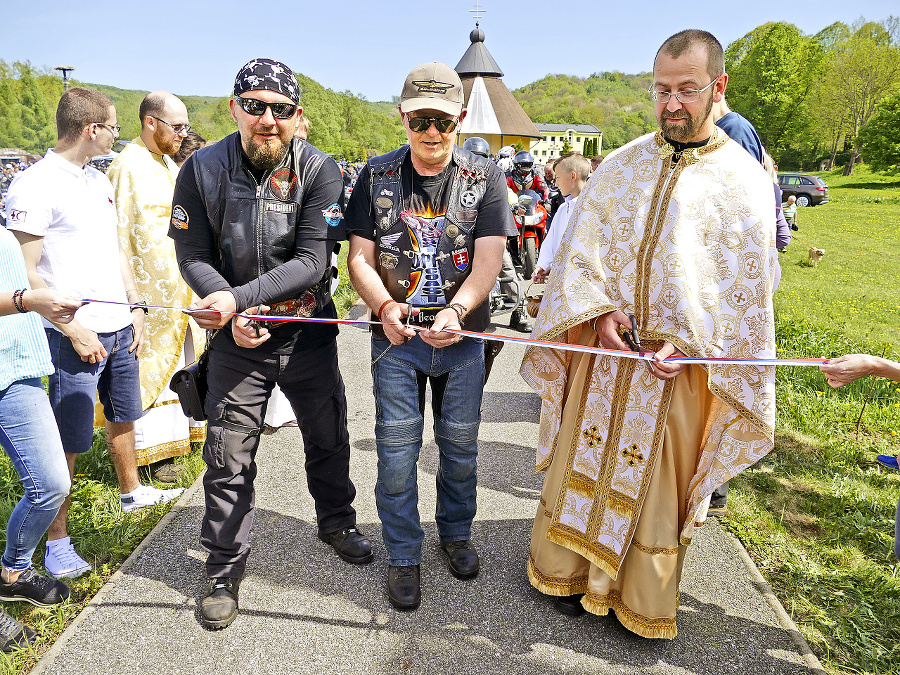 Dvaja kňazi motorky posväcovali