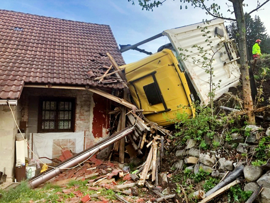 Náves kamióna vpálil rovno do domu, v spálni majú prasklinu priamo nad posteľou.