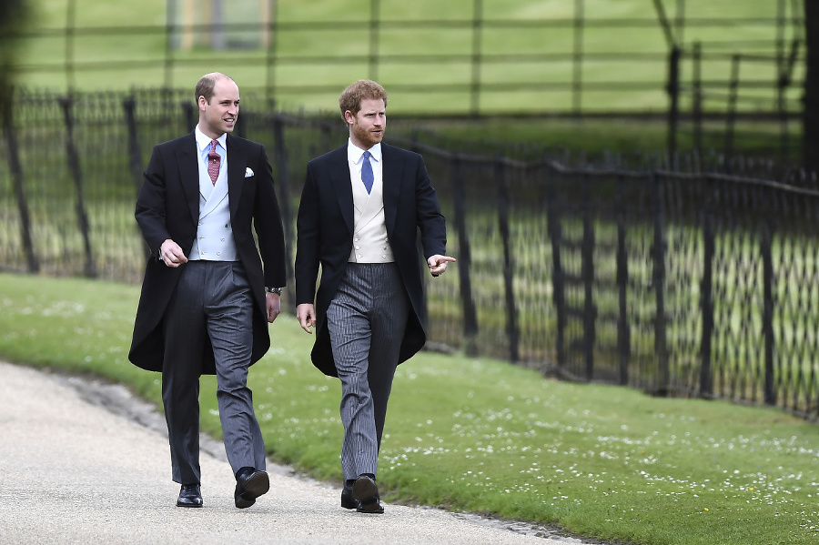 Britský princ William (vľavo)