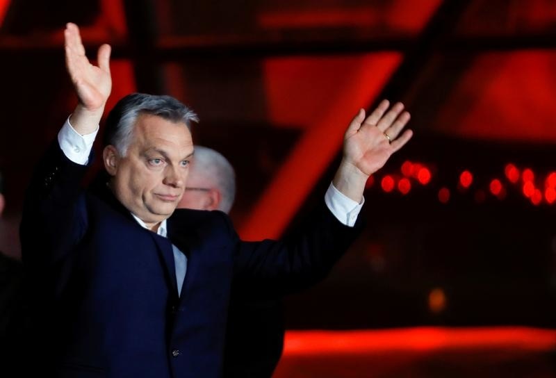 Víťazné gesto maďarského premiéra