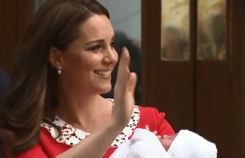 Vojvodkyňa ukázala malého princa.