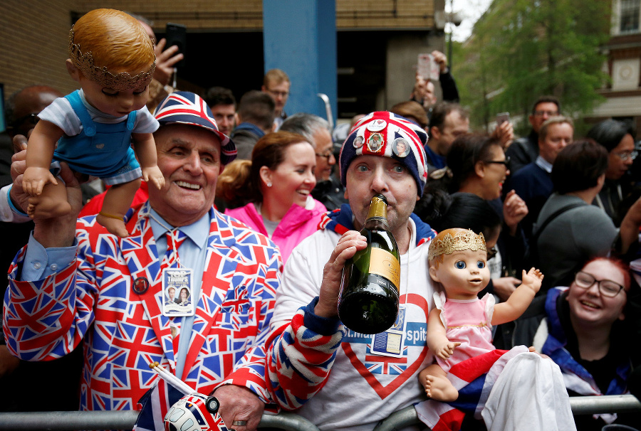 Briti pred nemocnicou oslavujú