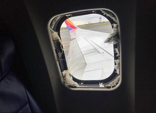 Rozbité okno lietadla.