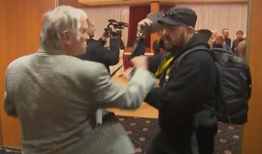 Novinára napadol Zemanov prívrženec.