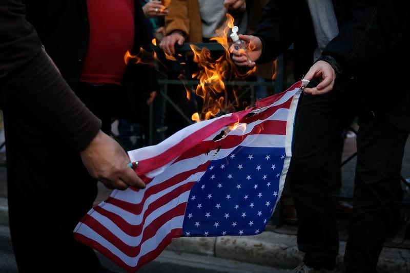 Demonštranti podpálili americkú vlajku.