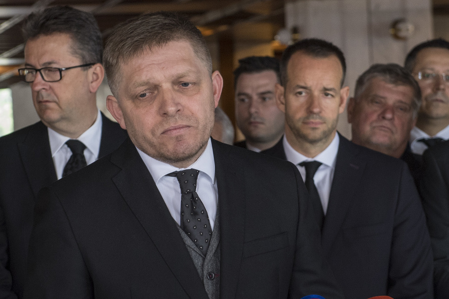 Robert Fico (uprostred) a