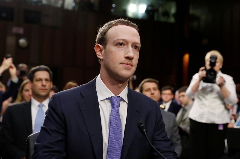 Mark Zuckerberg pred senátormi