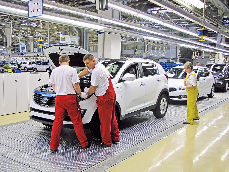 Ľudí hľadajú najmä automobilky.