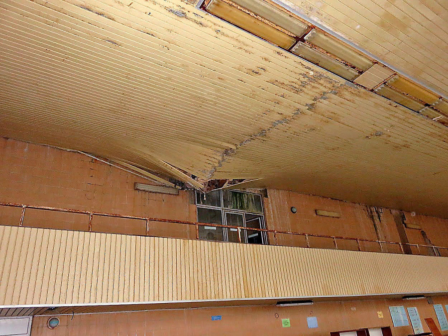 Poškodený hliníkový obklad stropu