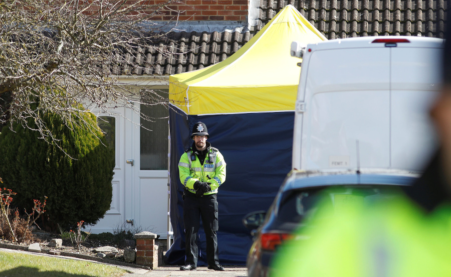 Policajt pred domom Skripaľa v Salisbury.