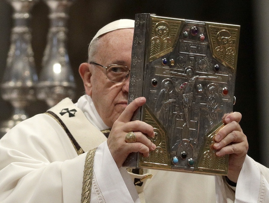 Pápež František celebruje svätú