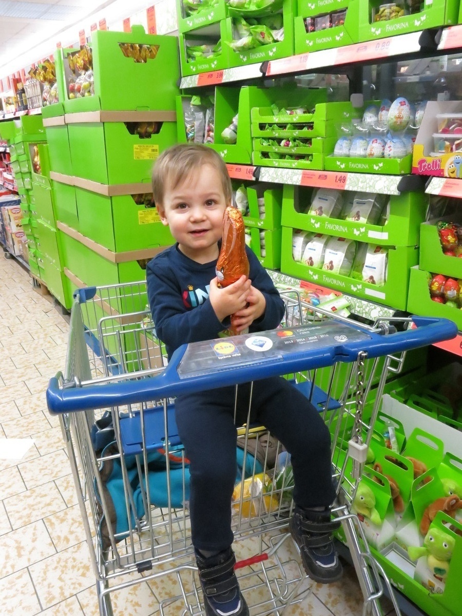 Matej (2) sa už teraz teší na bohatú výslužku sladkých zajačikov.