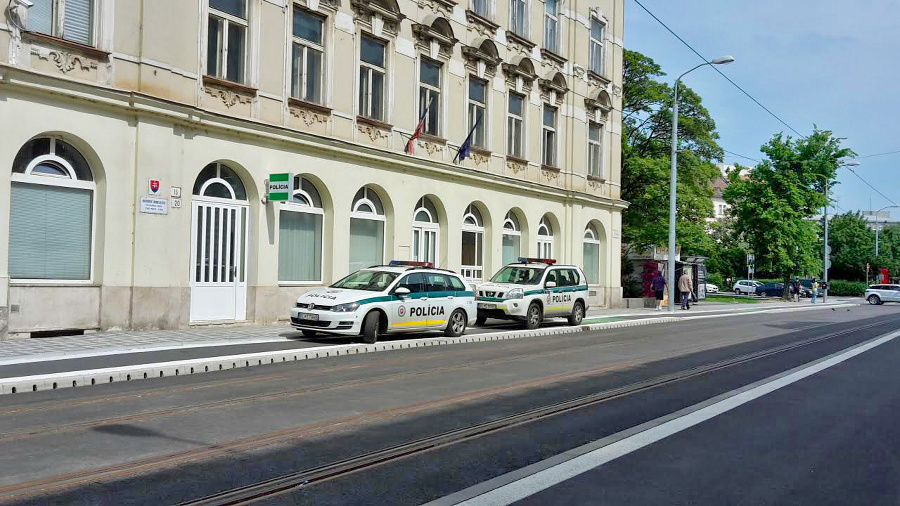 Takto parkovali policajti na