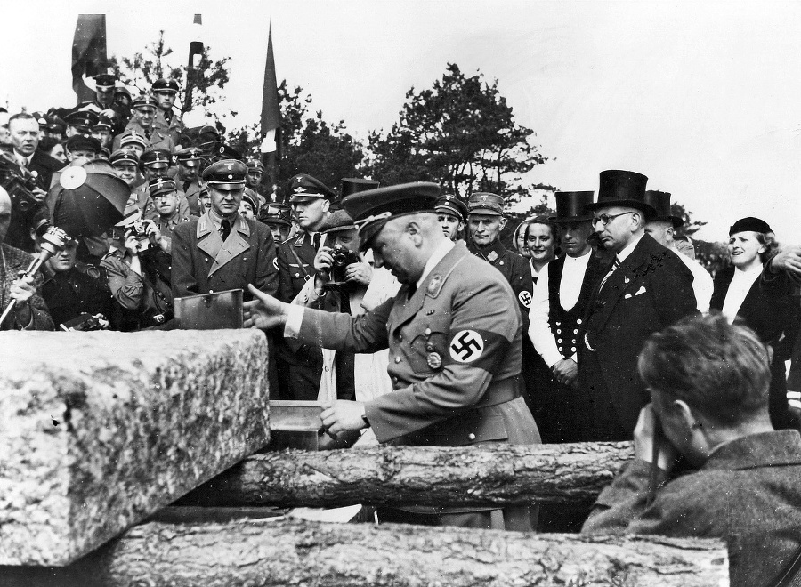 Sen diktátora: Hitler poklepal