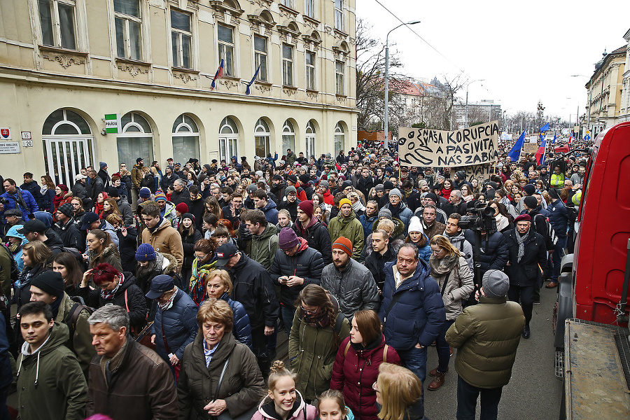 Študenti napriek zrušeniu protestu