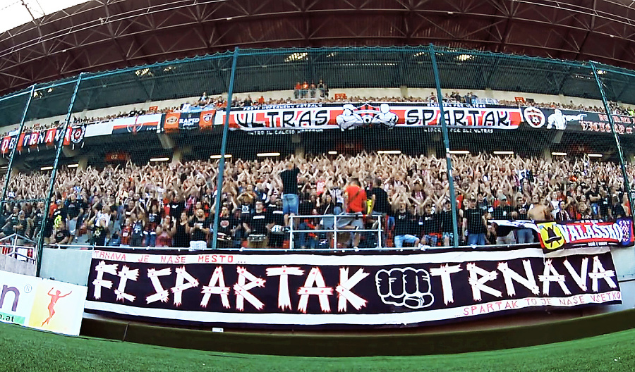 Ultras fanúšikovia Trnavy v akcii.