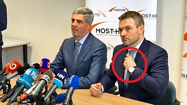 Po takmer minúte si vkladá bielu vecičku späť do vrecka saka.