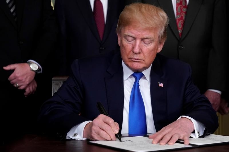 Donald Trump pri podpise