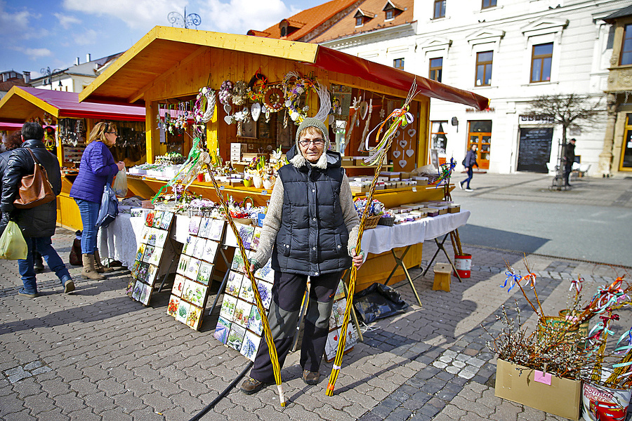 Anna (50) predáva na