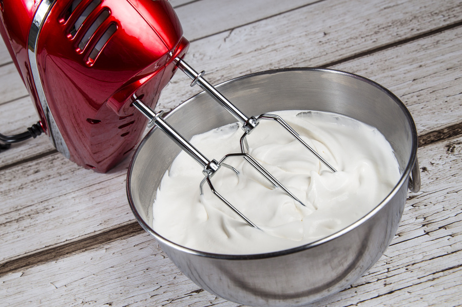 Electric hand mixer with