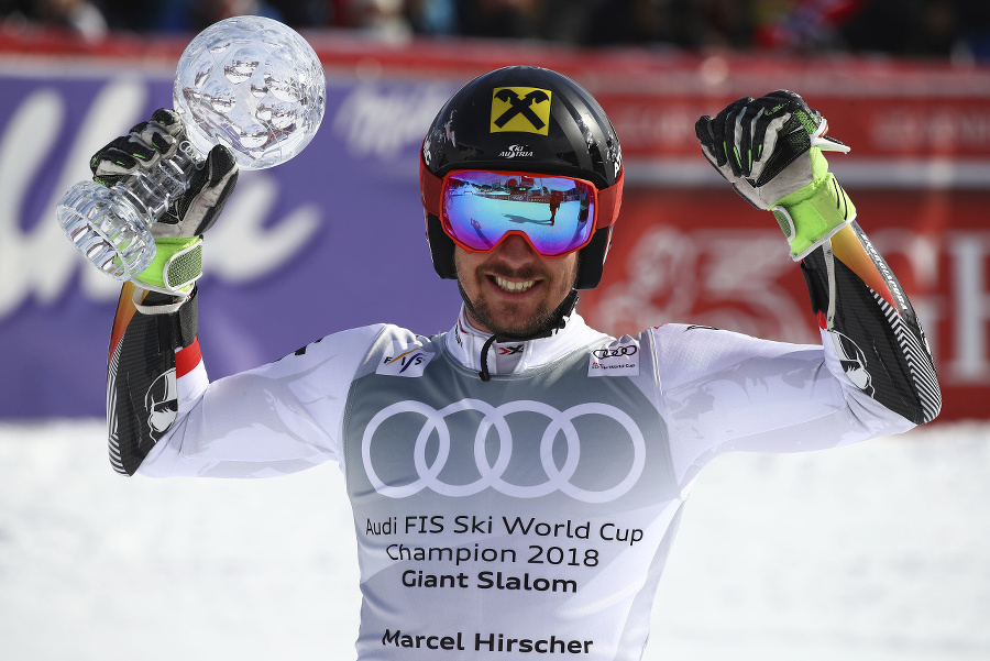 Rakúsky slalomár Marcel Hirscher pózuje s malým kryštaľovým glóbusom za celkové víťazstvo v obrovskom slalome po záverečných pretekoch Svetového pohára.