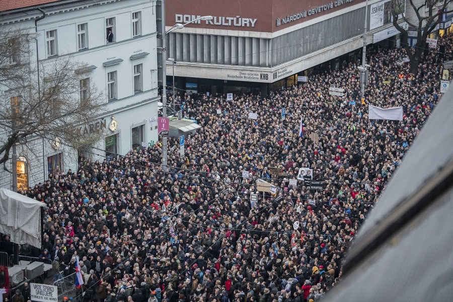 Bratislavu zaplavili desaťtisíce protestujúcich.