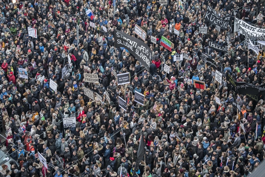 Bratislavu zaplavili desaťtisíce protestujúcich.