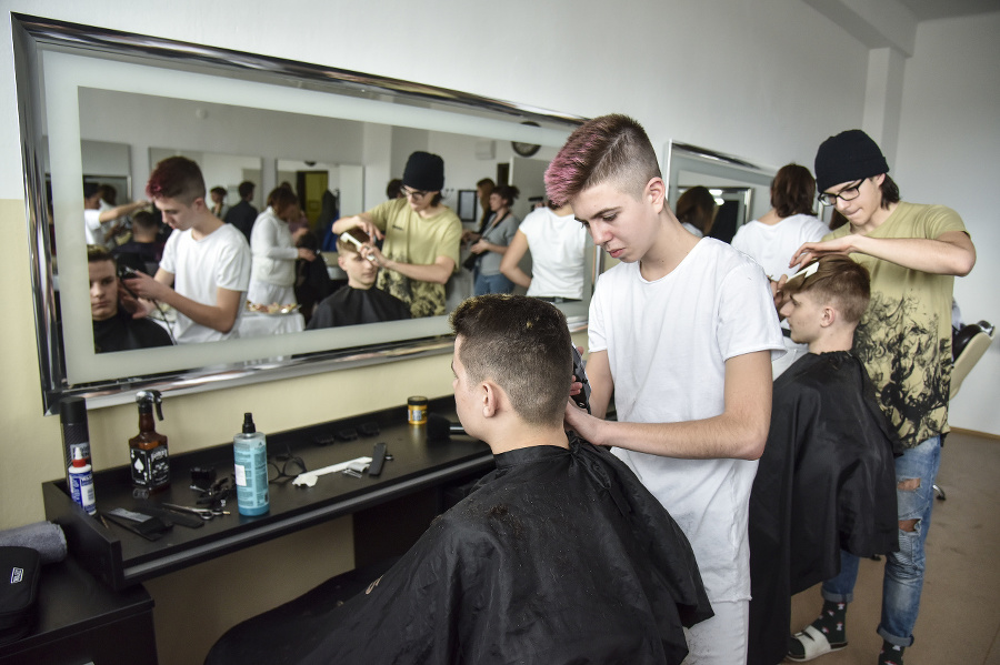 Otvorenie školského barber salóna