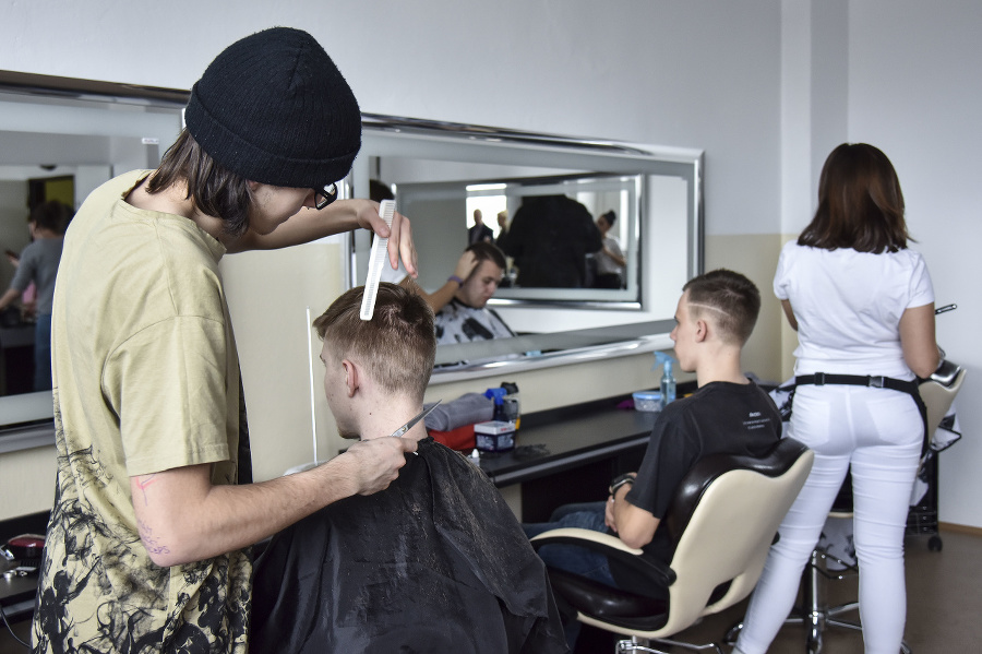 Otvorenie školského barber salóna