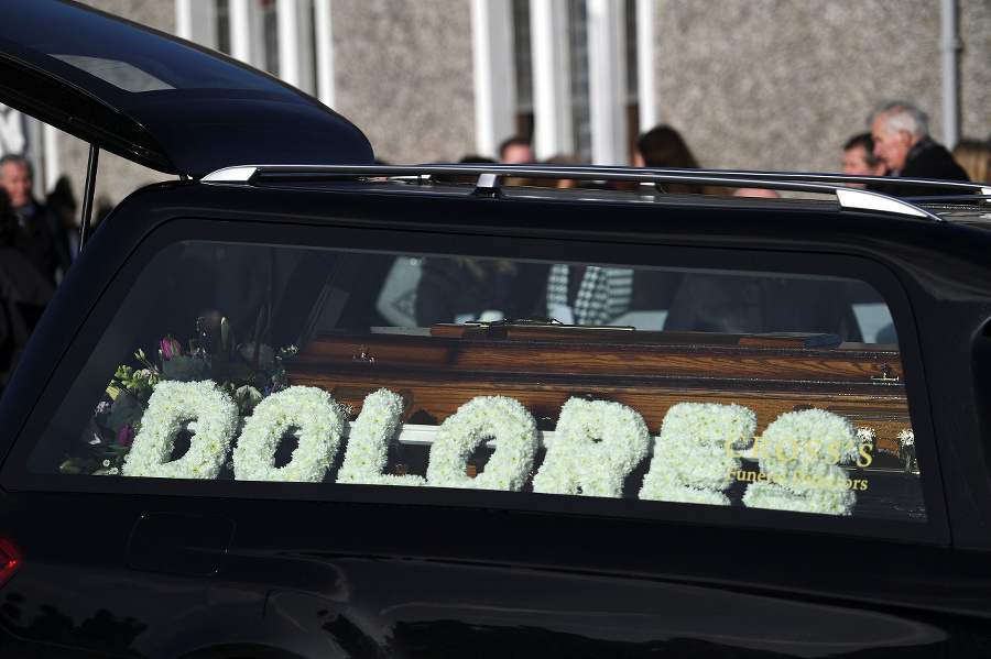 Pochovali speváčku Dolores O'Riordan.