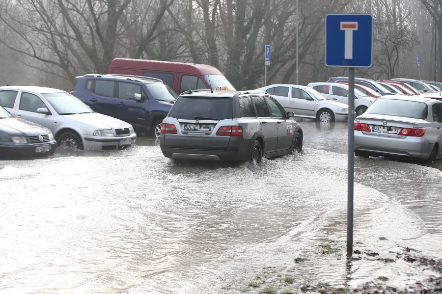 Bradáčovu ulicu zaliala voda.