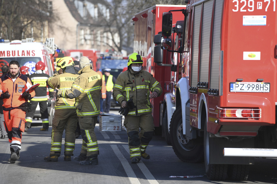 Záchranári a hasiči pracujú