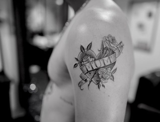 Najnovším tetovaním si uctil