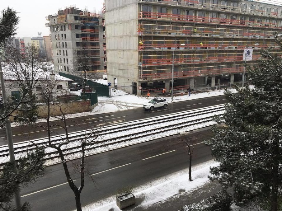 Polícia upozorňuje na zľadovatené