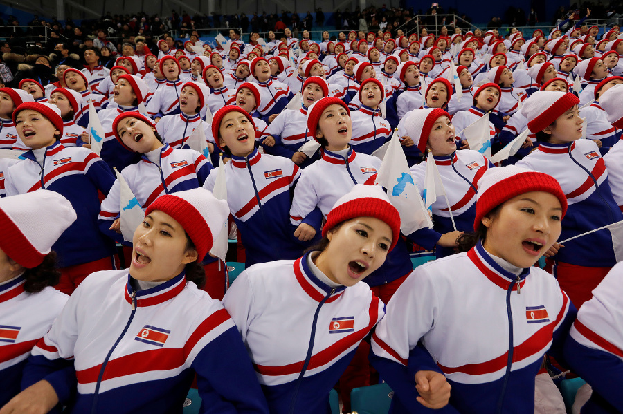 Severokórejské roztlieskavačky počas zápasu