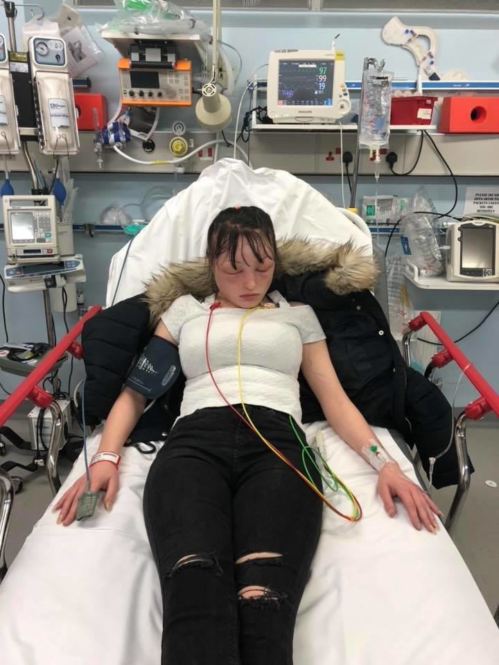 Lauren skončila v nemocnici.