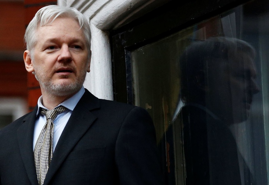 Julian Assange sa ukrýva