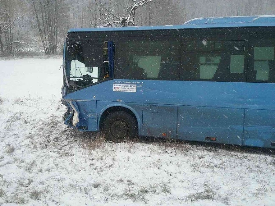 Autobus skončil po zrážke