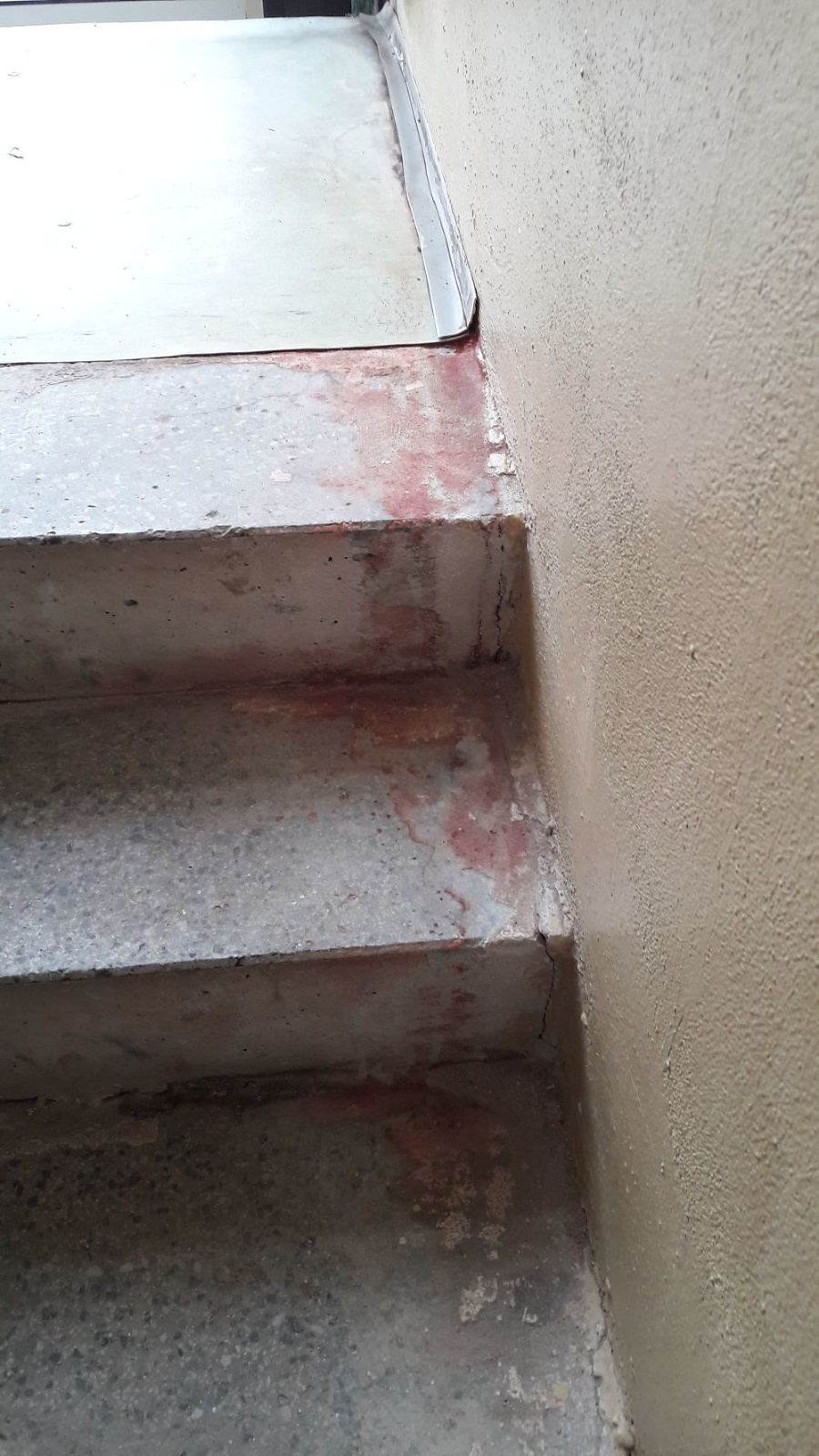 Na schodoch vidno stopy