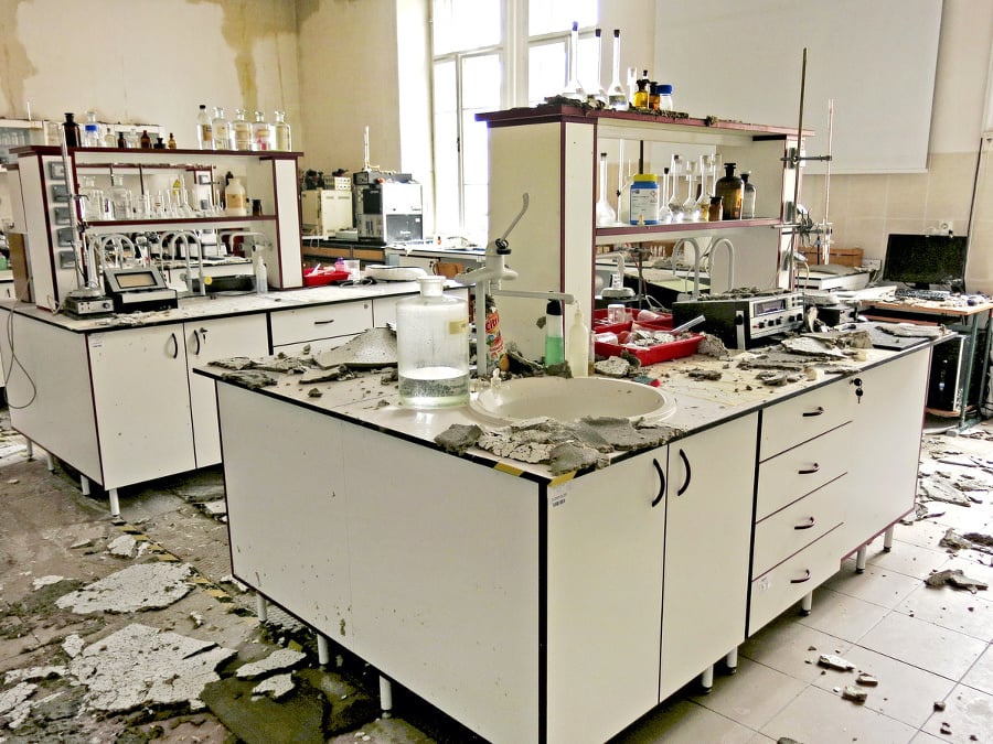 Zariadenie laboratória bolo zdevastované.